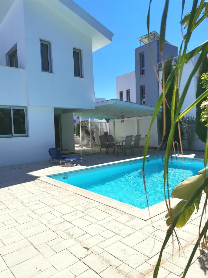Colonial Villa 32 ペルボニア エクステリア 写真