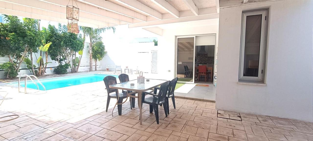 Colonial Villa 32 ペルボニア エクステリア 写真