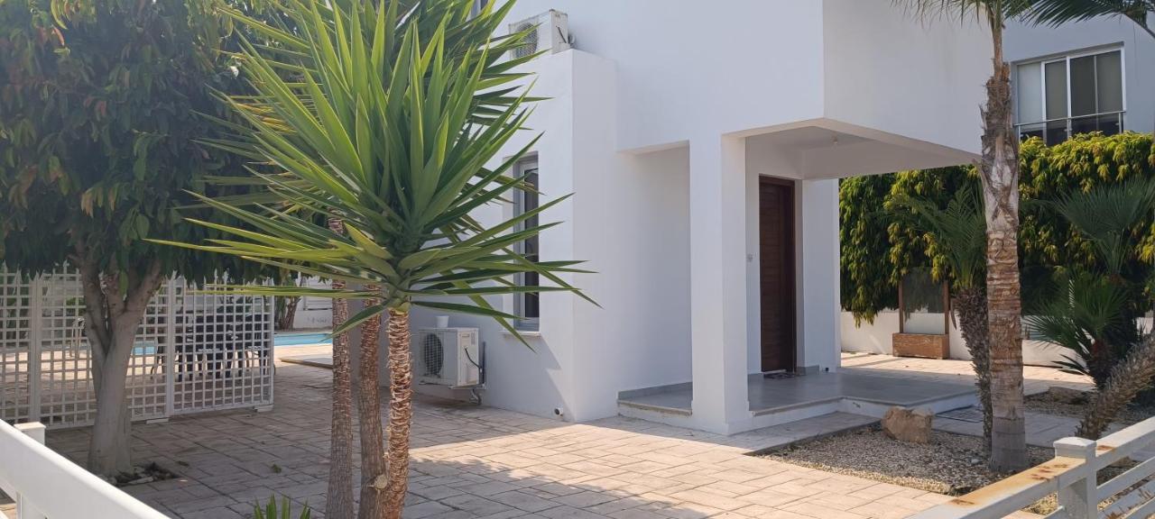 Colonial Villa 32 ペルボニア エクステリア 写真