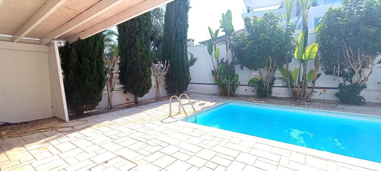 Colonial Villa 32 ペルボニア エクステリア 写真