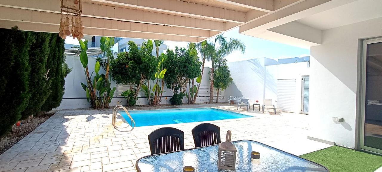 Colonial Villa 32 ペルボニア エクステリア 写真