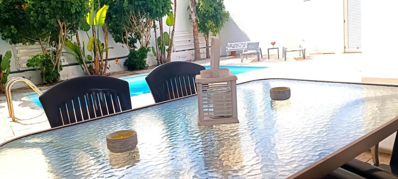 Colonial Villa 32 ペルボニア エクステリア 写真