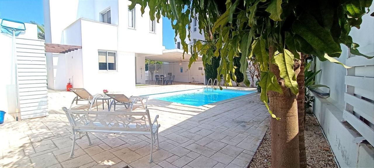 Colonial Villa 32 ペルボニア エクステリア 写真