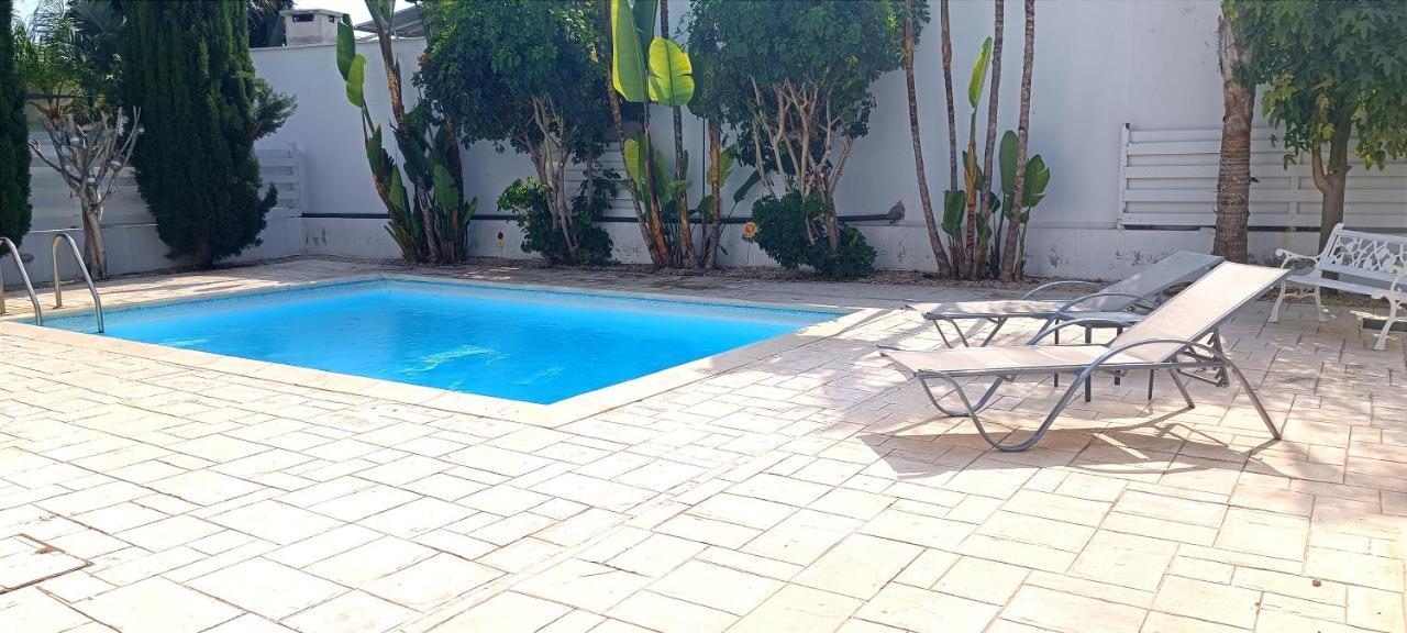 Colonial Villa 32 ペルボニア エクステリア 写真