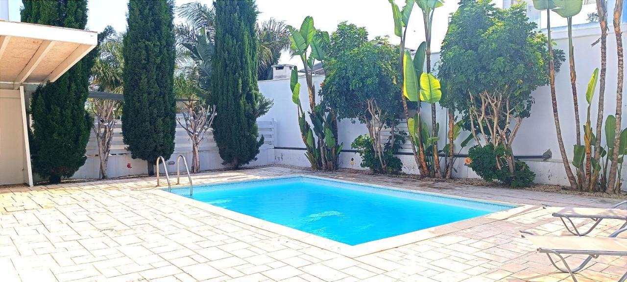 Colonial Villa 32 ペルボニア エクステリア 写真