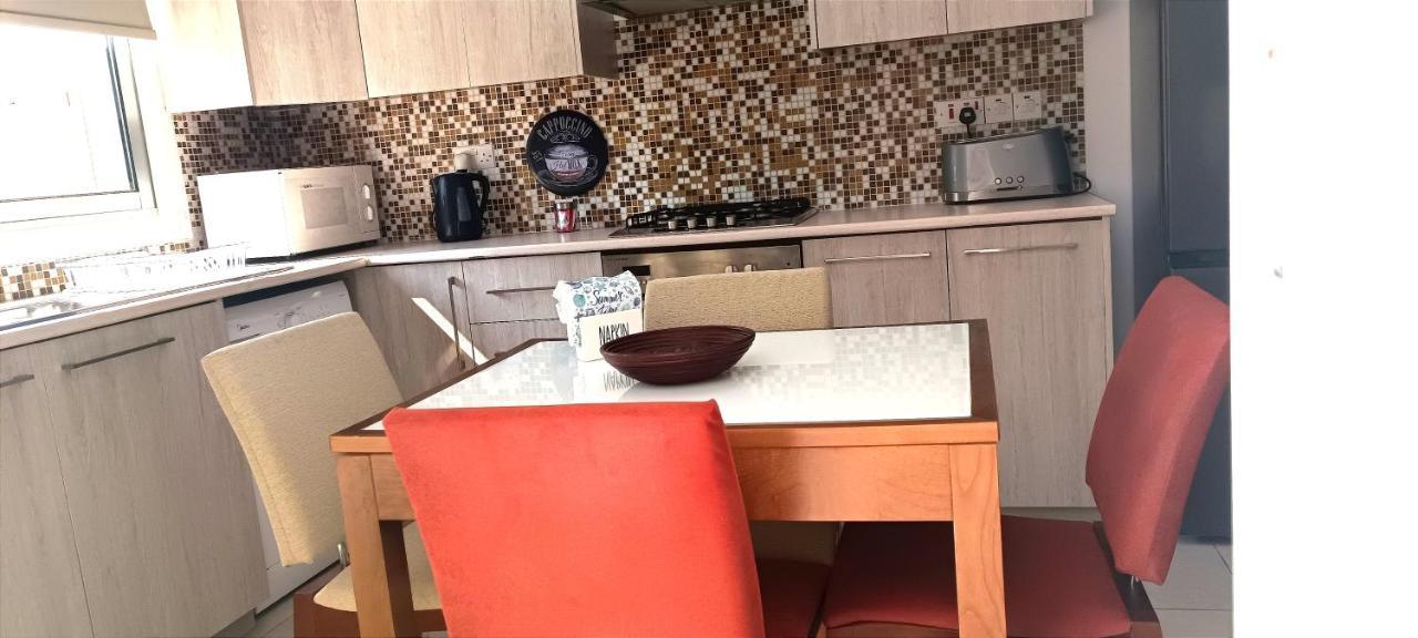 Colonial Villa 32 ペルボニア エクステリア 写真